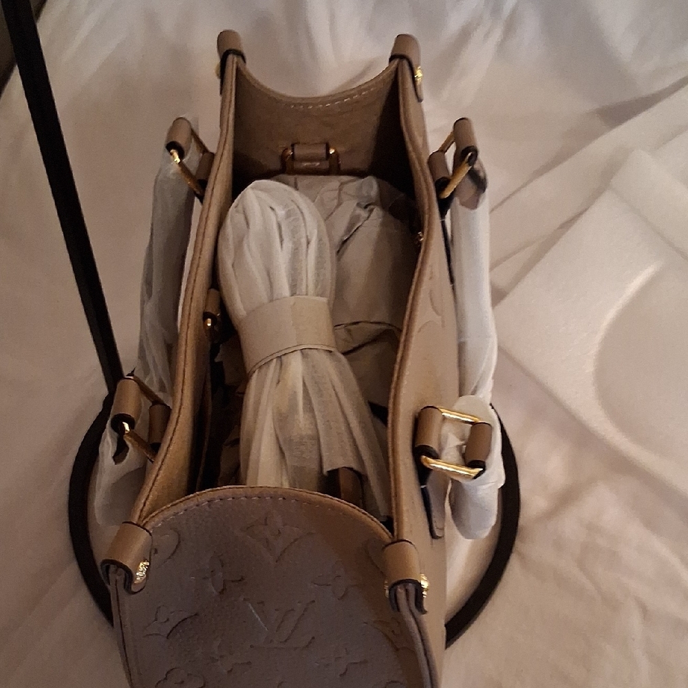 Source Unknown Elegant Tan Handbag With Gold Tone Hardware And Crossbody Strap - Picture 7 of 15